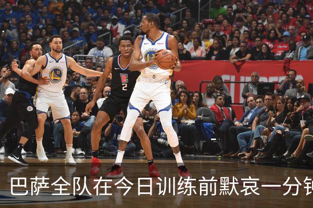巴萨全队在今日训练前默哀一分钟，以纪念火车事故中的遇难者